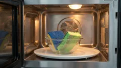 5 schnelle Tipps für eine gründlichere Reinigung: Geschirrspüler, Schwämme und eine 10-minütige Routine