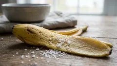 Bananenschalen mit Salz bestreuen: ein einfacher, praktischer Life-Hack, der wirklich funktioniert
